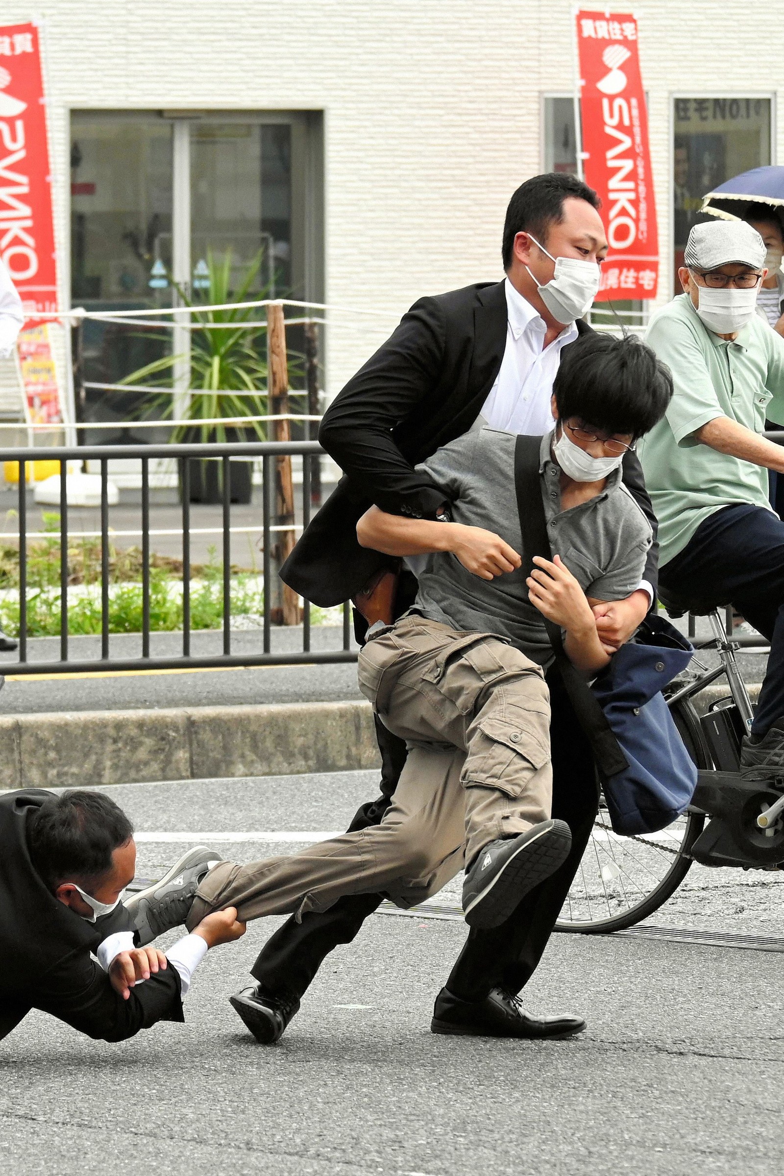 Homem suspeito de atirar no ex-primeiro-ministro japonês Shinzo Abe é derrubado pela polícia na estação Yamato Saidaiji, na cidade de Nara — Foto: AFP