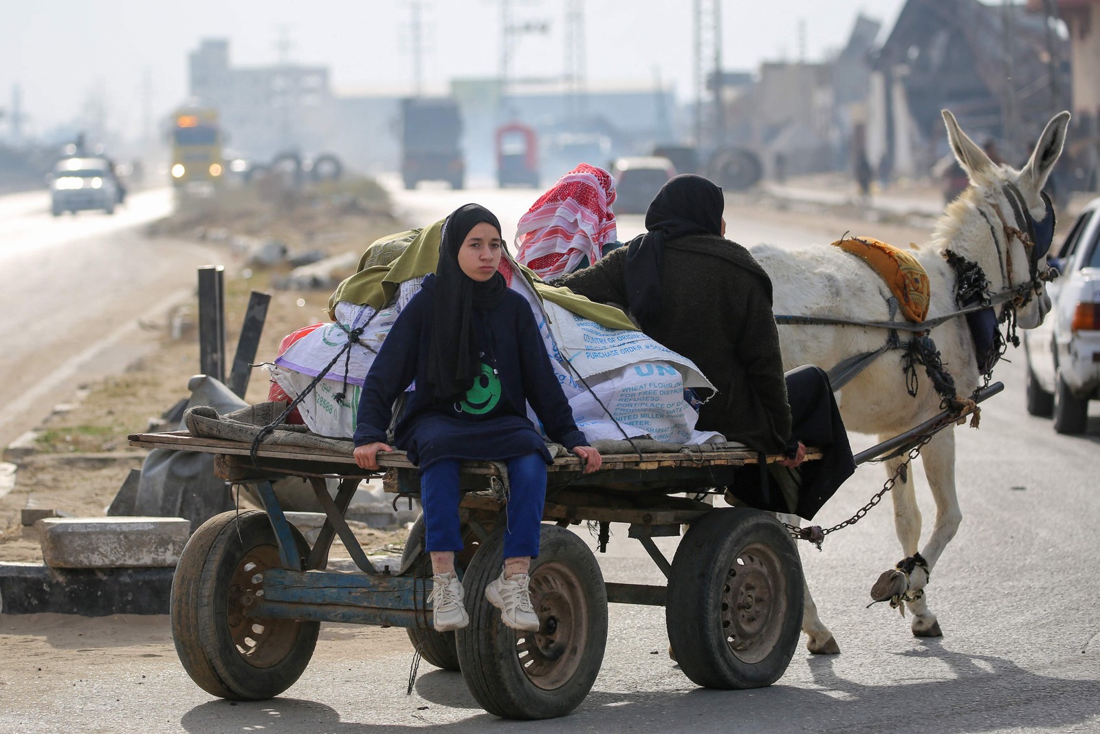 Palestinos fogem do campo de refugiados em Al-Maghazi, região central de Gaza, após ordem de evacuação de Israel — Foto: Eyad BABA / AFP