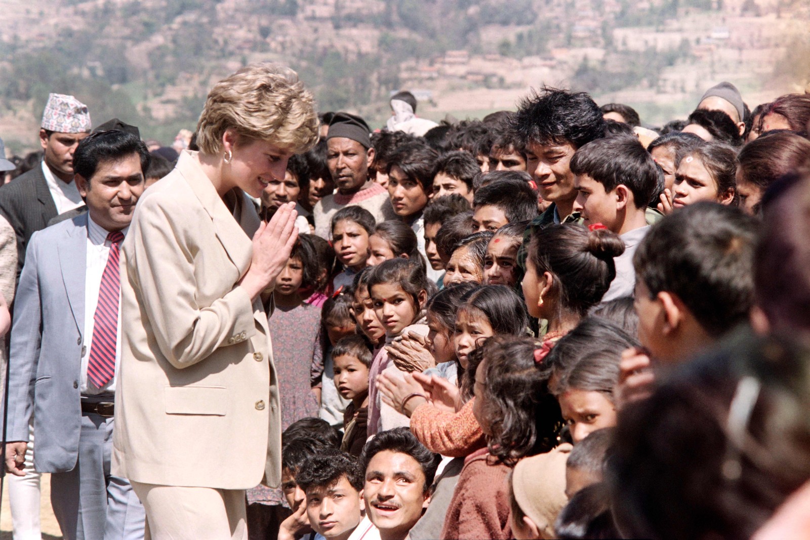 A princesa Diana, com crianças nepalesas durante visita a um projeto da Cruz Vermelha, nos sopés rústicos do Himalaia, em 1993 — Foto: Douglas E. CURRAN / AFP