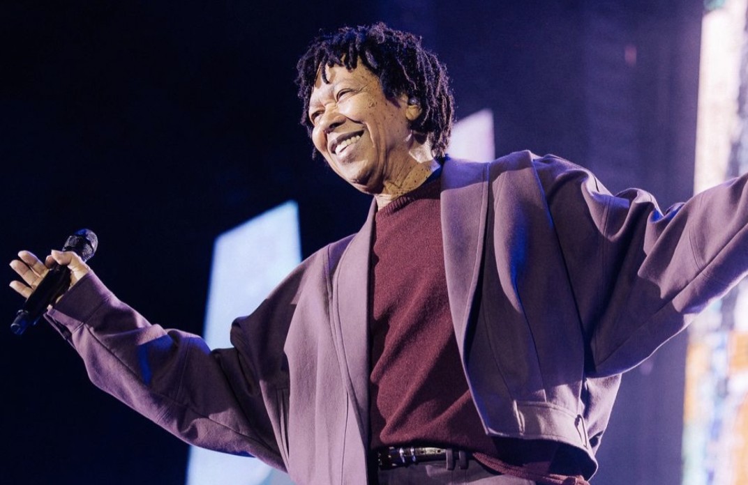 Djavan encanta 45 mil fãs na estreia de sua turnê comemorativa