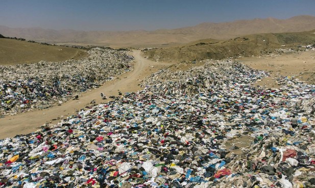 Vista das roupas usadas expostas no deserto do Atacama, no Chile — Foto: AFP
