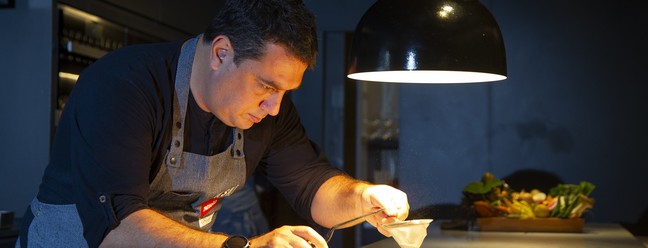 O chef Rafa Costa e Silva no balcão do Lasai — Foto: Roberto Moreyra