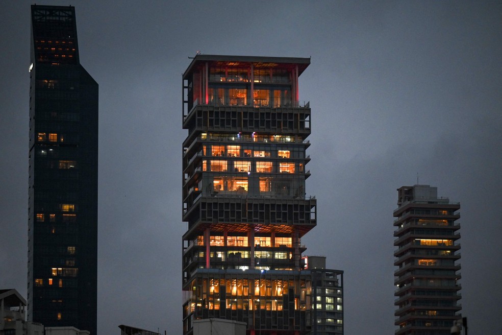 Ao centro, a mansão Antilia, casa de 27 andares do bilionário indiano Mukesh Ambani — Foto: AFP