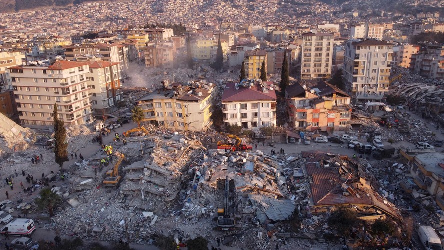 Foto aérea mostra edifícios desmoronados em Antakya, na Turquia, em 11 de fevereiro de 2023, após terremoto de magnitude 7,8 no dia 6