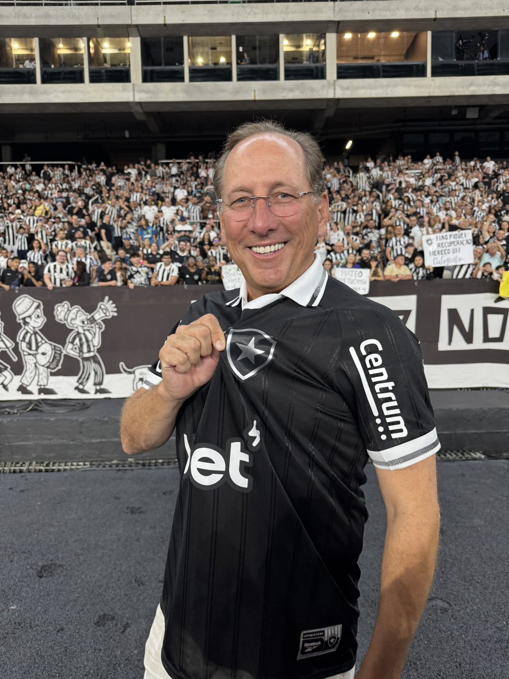 John Textor esteve no Nilton Santos para o empate entre Botafogo e Corinthians — Foto: Reprodução