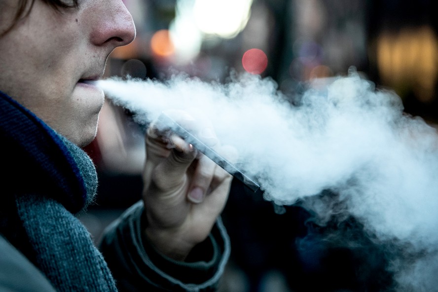 Cigarro eletrônico, cuja venda é proibida no Brasil pela Anvisa, volta ao centro do debate