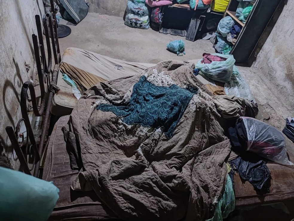 Cama encontrada na casa onde mãe e filhos eram mantidos em cárcere privado há 17 anos, na Zona Oeste do Rio — Foto: Divulgação