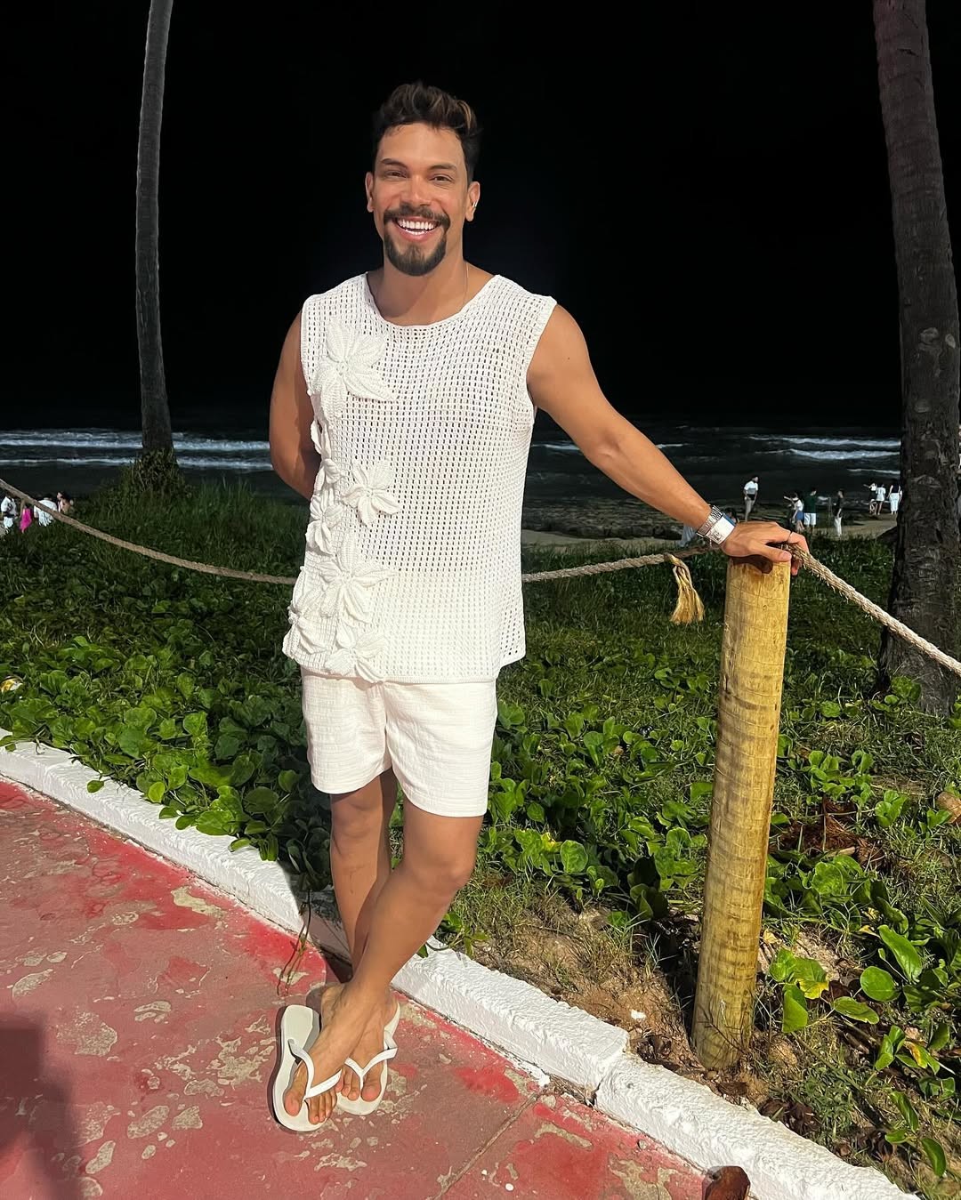   Vinícius Nascimento trabalha como promotor de eventos, mas se formou em Arquitetura. Ele contou que está migrando e focado em cenografia. — Foto: Reprodução/Instagram  