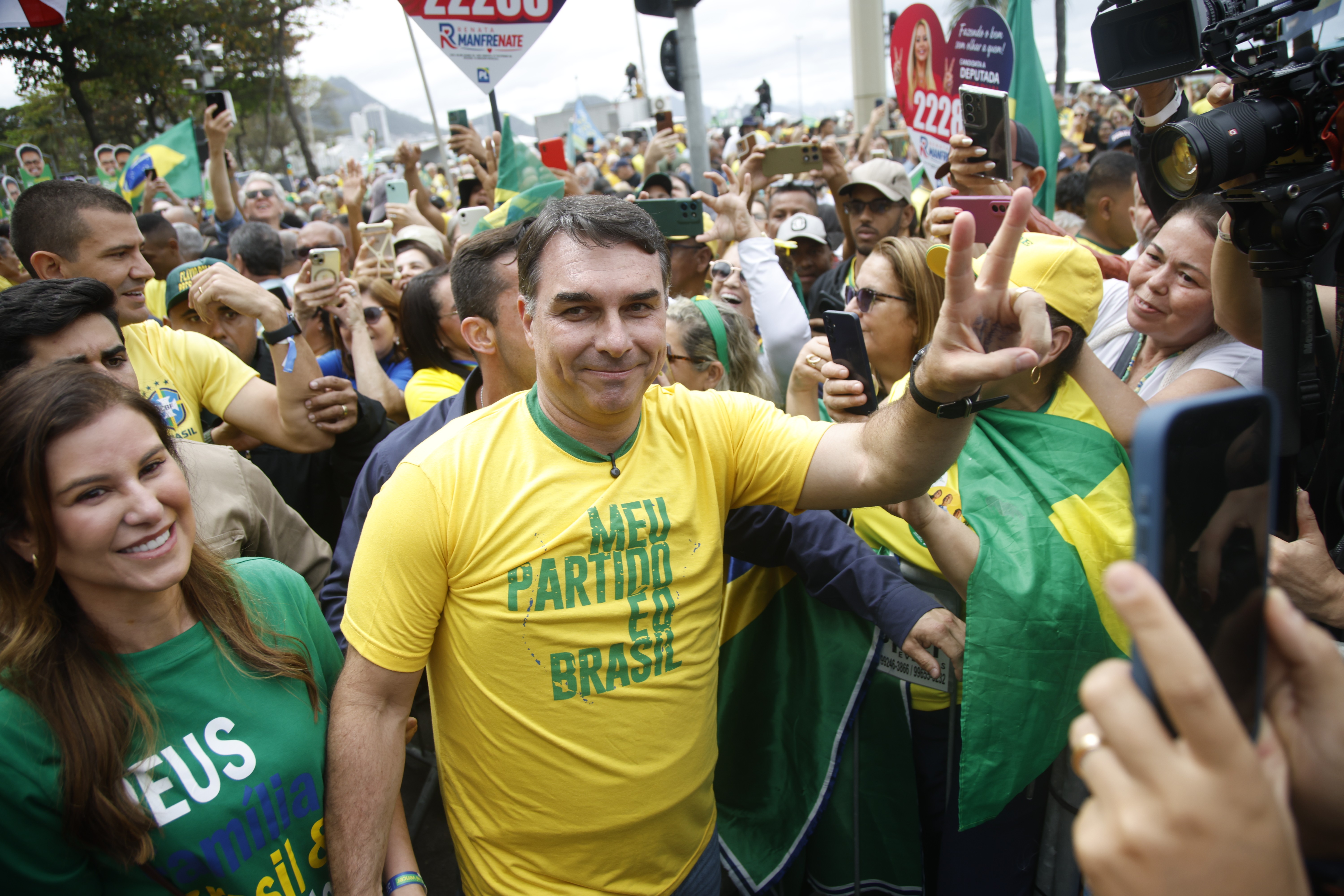 Estreia de Flávio Bolsonaro gera críticas e debate sobre mobilização em atos de campanha