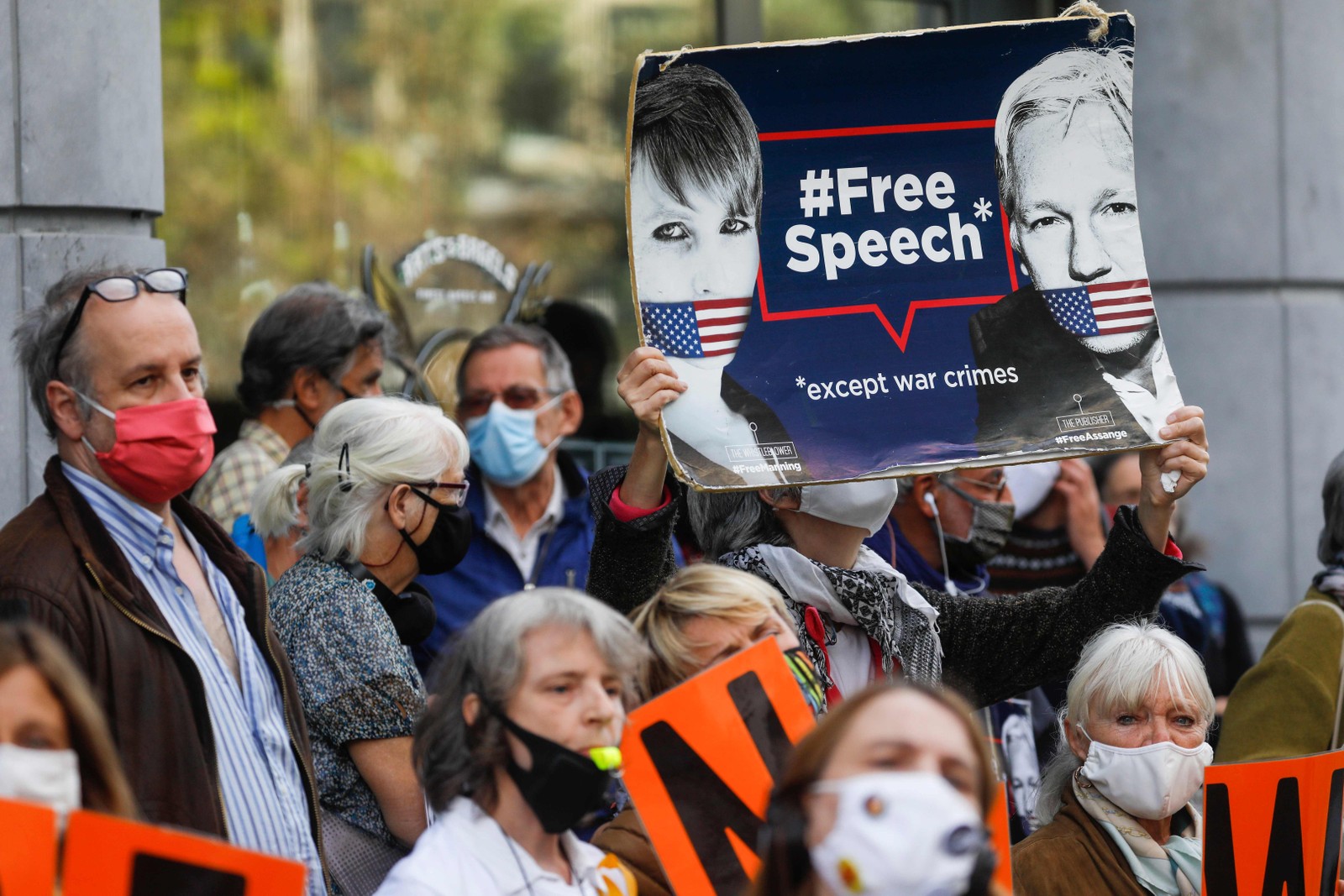 Manifestantes participam de uma manifestação do Comitê Bélgica Livre de Assange em frente à embaixada do Reino Unido em Bruxelas, em 2020, durante julgamento de extradição do fundador do WikiLeaks, Julian Assange. — Foto: THIERRY ROGE / BELGA / AFP