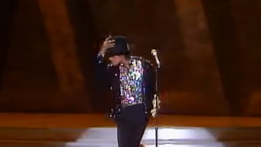 Chapéu usado por Michael Jackson durante 'moonwalk' é arrematado por R$ 407 mil