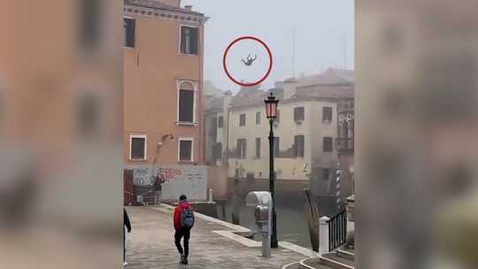 Vídeo: homem pula de prédio em rio de Veneza, e prefeito critica: ‘Estupidez’ 