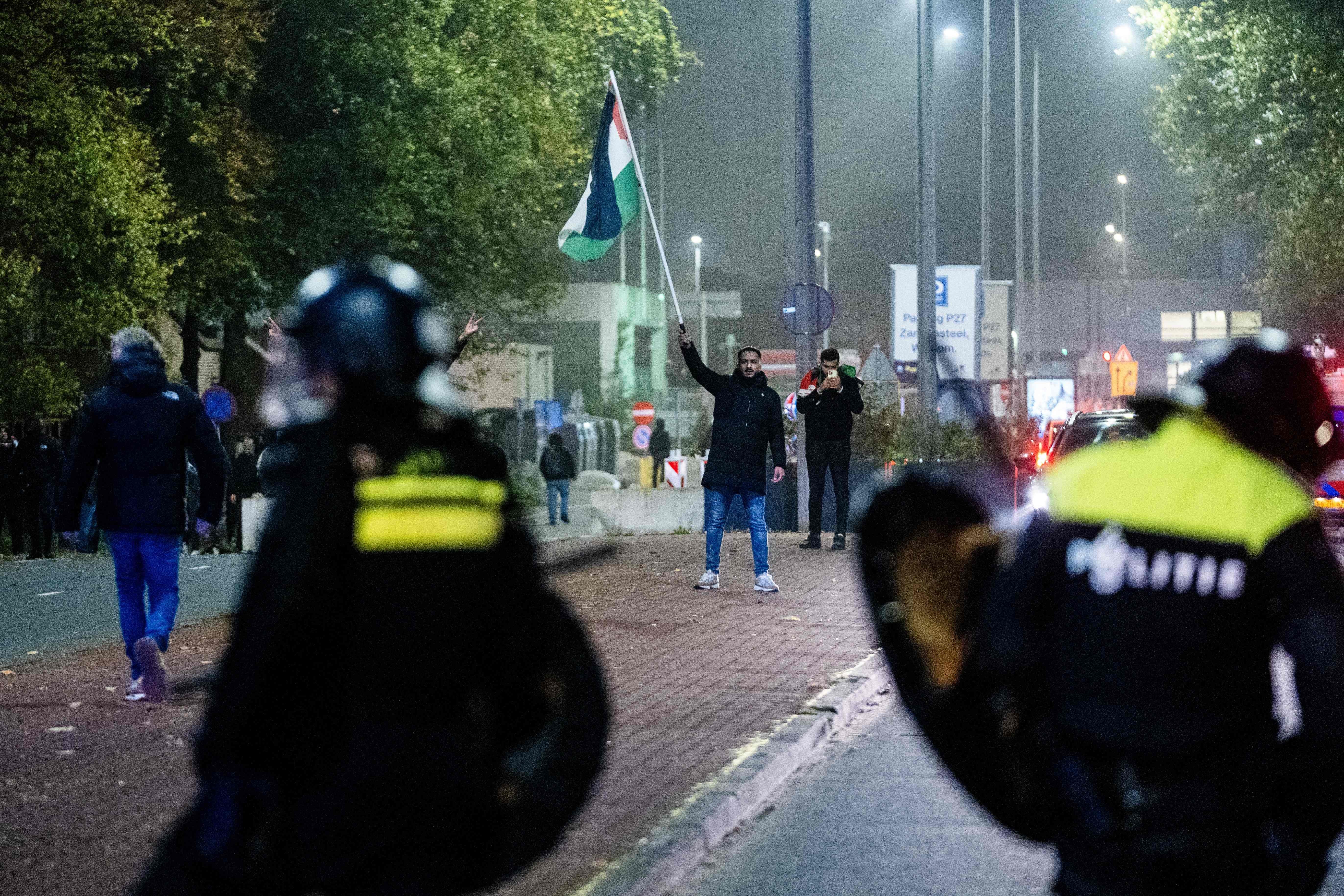 Amsterdã proíbe manifestações e uso de máscaras após violência com torcedores israelenses