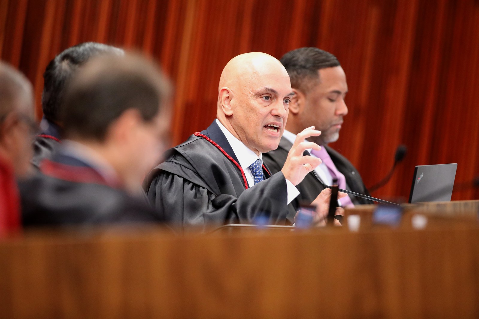 O presidente do TSE, ministro Alexandre de Moraes, durante último dia do julgamento que condenou Jair Bolsonaro à inelegibilidade, nesta sexta-feira (30) — Foto: Alejandro Zambrana/secom/TSE