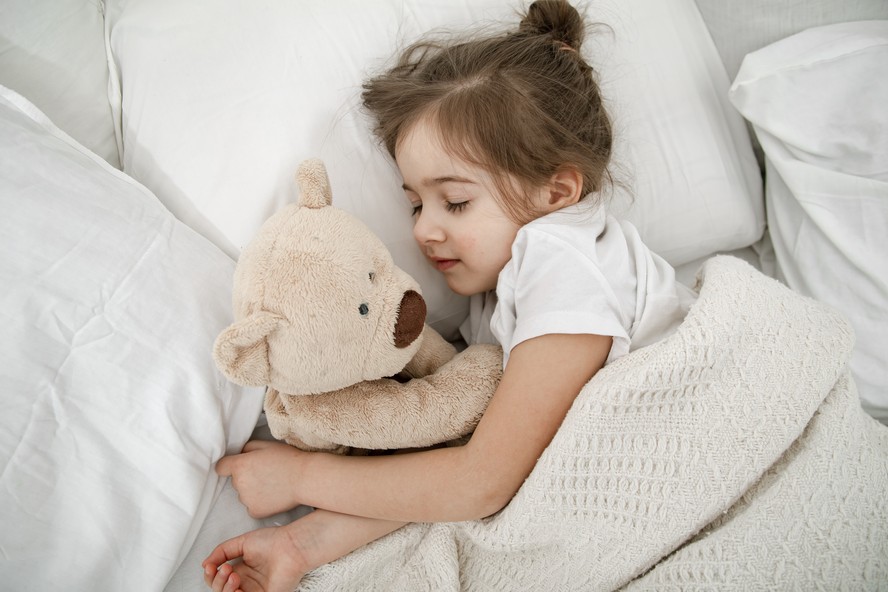 É importante adotar uma rotina de sono, com horários fixos e menos tela antes de dormir