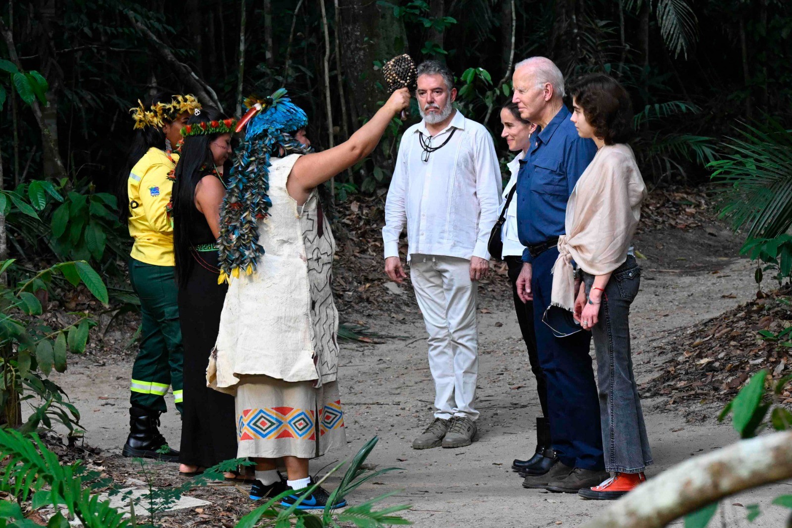 Ajuda de Biden à Amazônia é um quarto de um milésimo da ajuda à Ucrânia