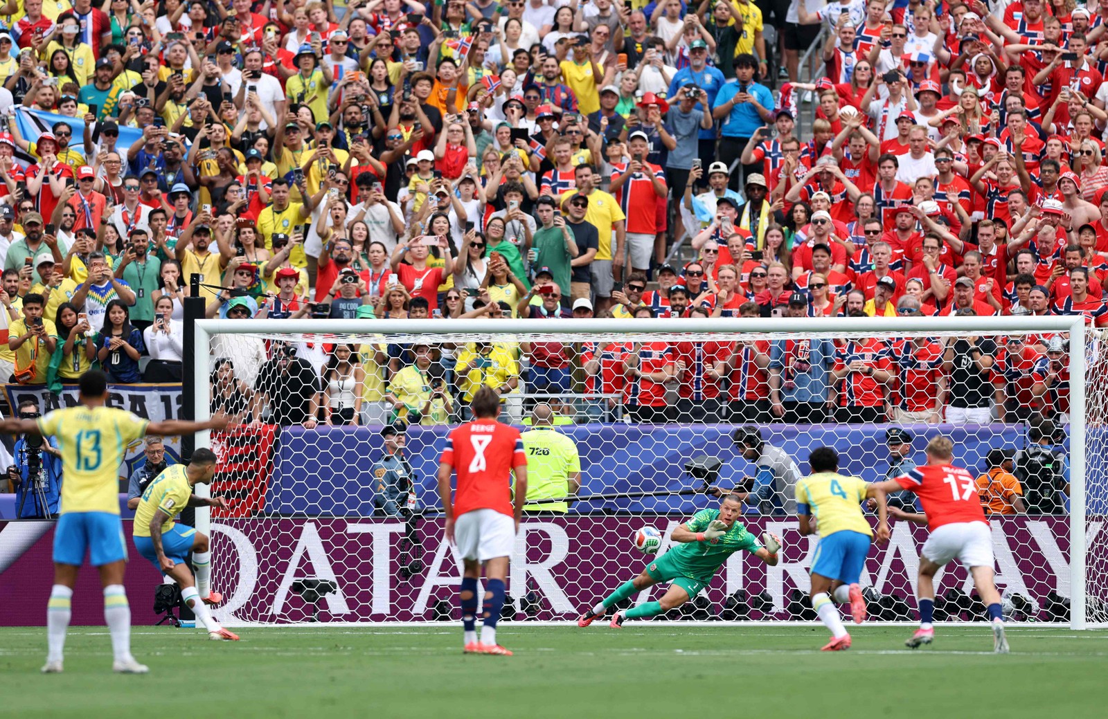 Bruno Guimarães perde pênalti em Brasil x Noruega — Foto: Getty Images via AFP