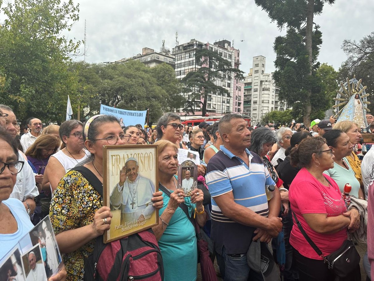Missa em Praça Pública: Argentinos Pedem Recuperação do Papa