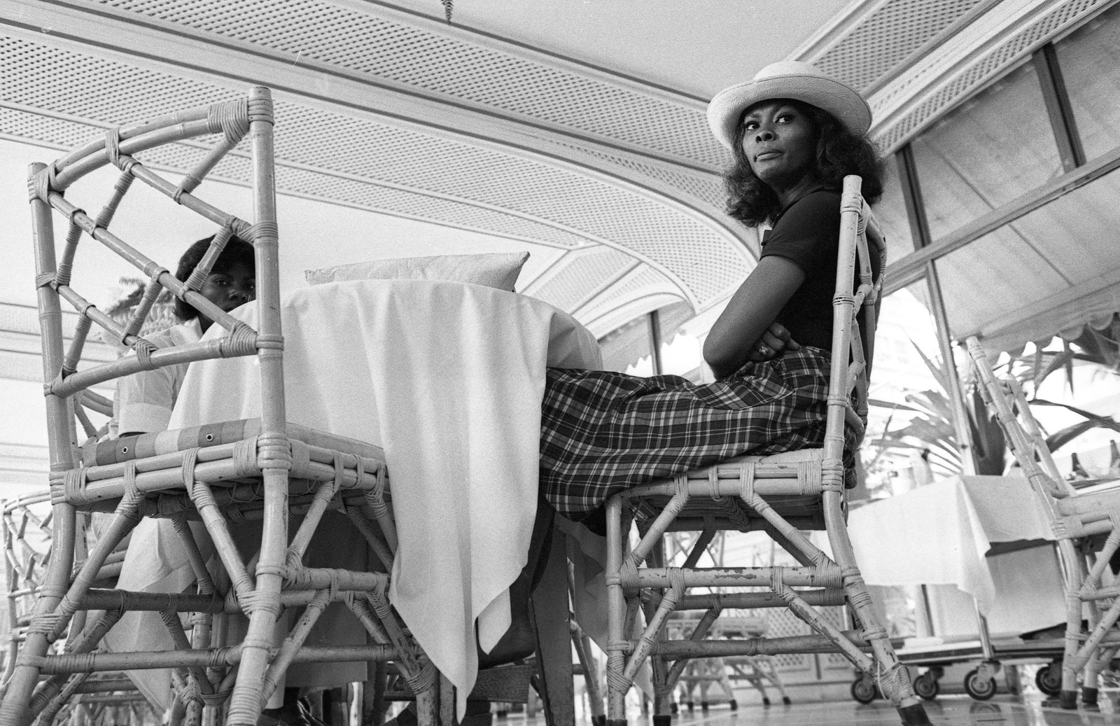 A cantora norte-americana Dionne Warwick no restaurante do Copacabana Palace em 1974 — Foto: Paulo Moreira / Agência O Globo