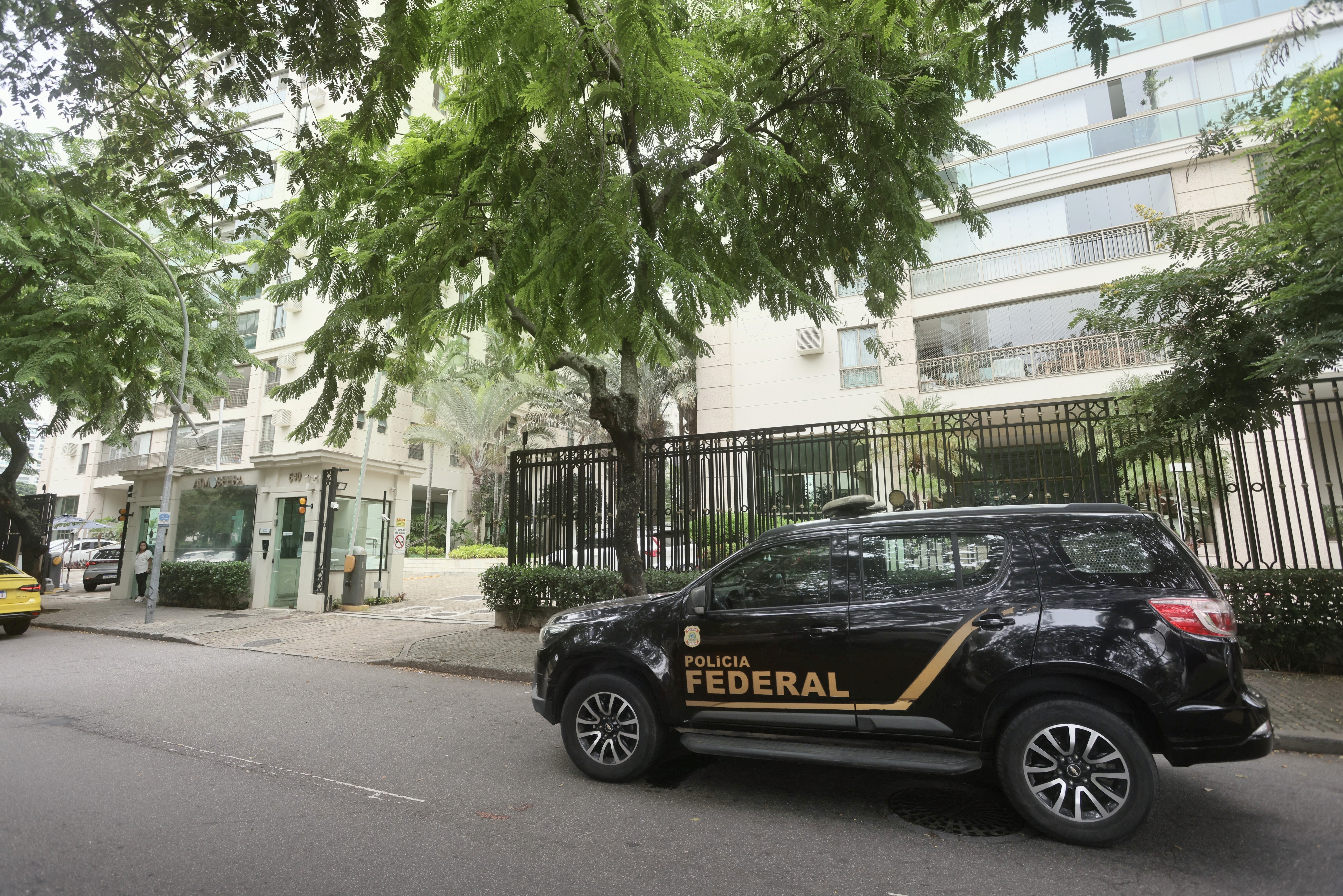 Cláudio Castro é alvo de operação da PF que mira em fraudes no setor de combustíveis