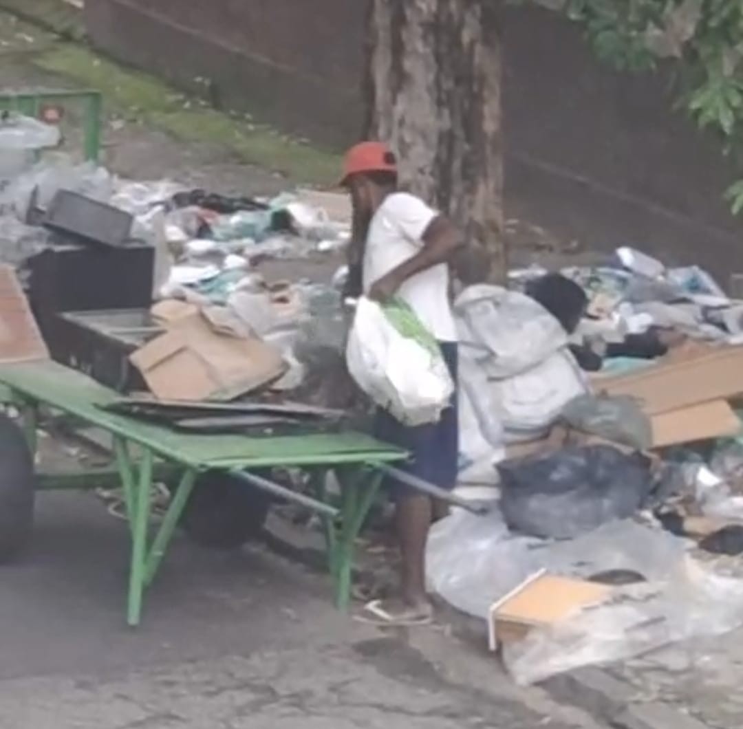 Moradores se queixam de descarte irregular de lixo na Praça da Bandeira; homem flagrado despejando material responde com 'joinha' ao ser repreendido; vídeo