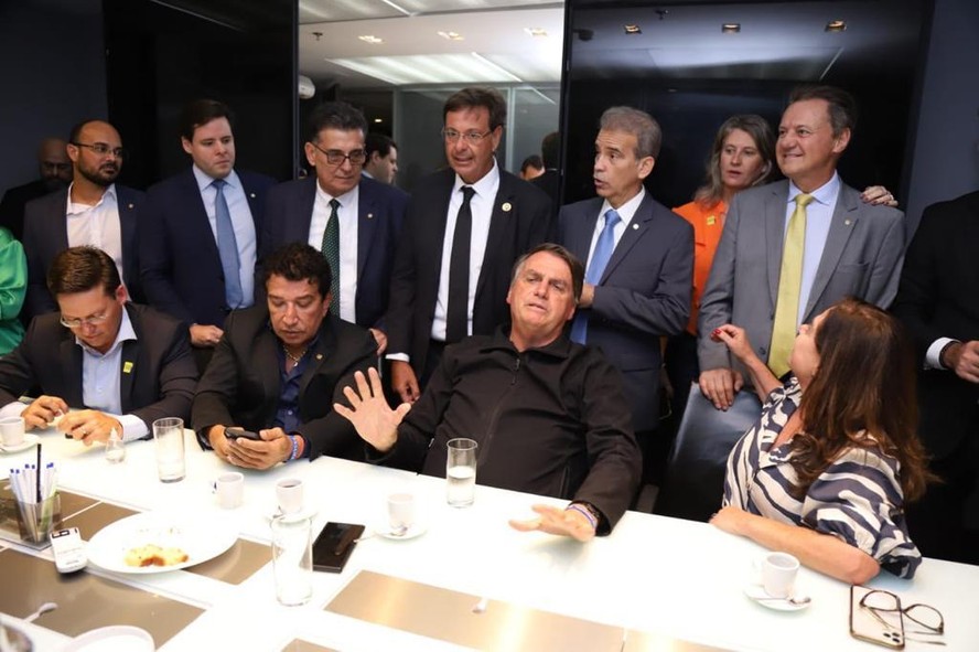 O ex-presidente Jair Bolsonaro em reunião no PL após retornar ao Brasil nesta quinta-feira