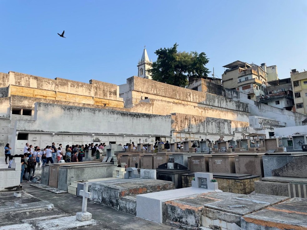 Vítima de tiroteio em Vila Isabel, na Zona Norte do Rio, é sepultada no  cemitério do Catumbi