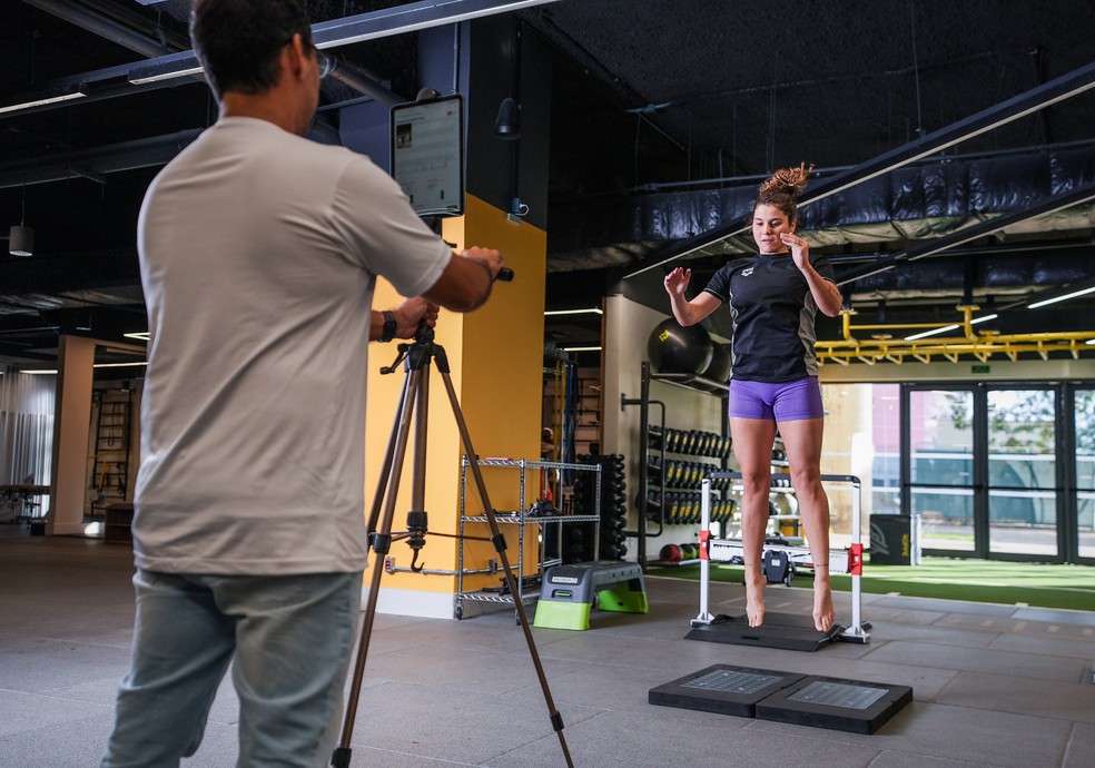 Nadadora Beatriz Dizotti se exercita em laboratório do Comitê Olímpico Brasileiro: — Foto: Divulgação / COB
