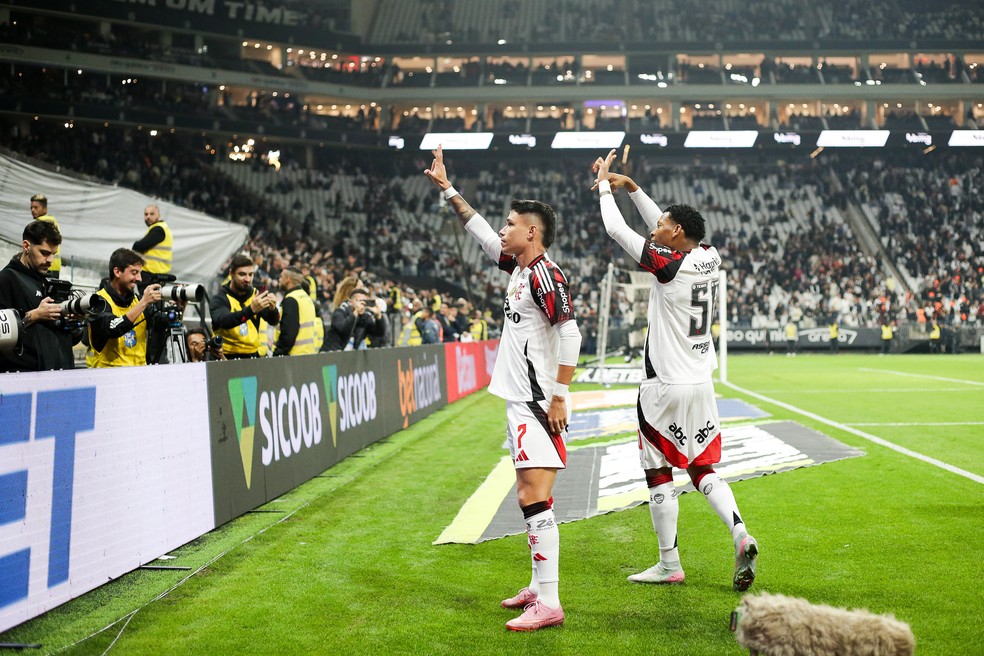 Luiz Araújo faz gol da virada do Flamengo sobre o Corinthians — Foto: Gilvan de Souza/Flamengo