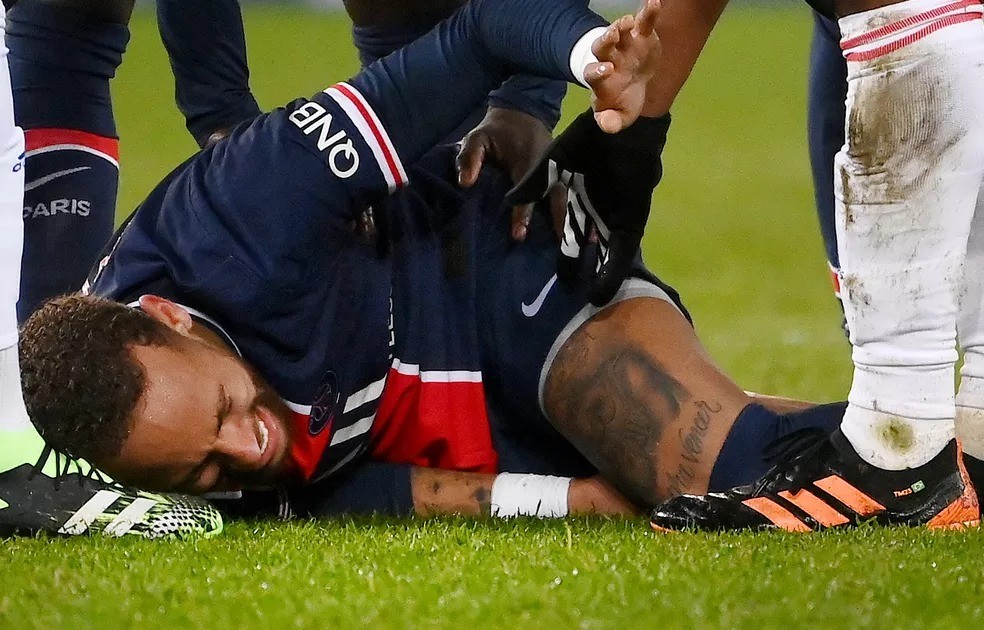 Neymar sofre grave lesão no tornozelo durante partida do PSG contra o Lille pelo campeonato francês — Foto: FRANCK FIFE / AFP