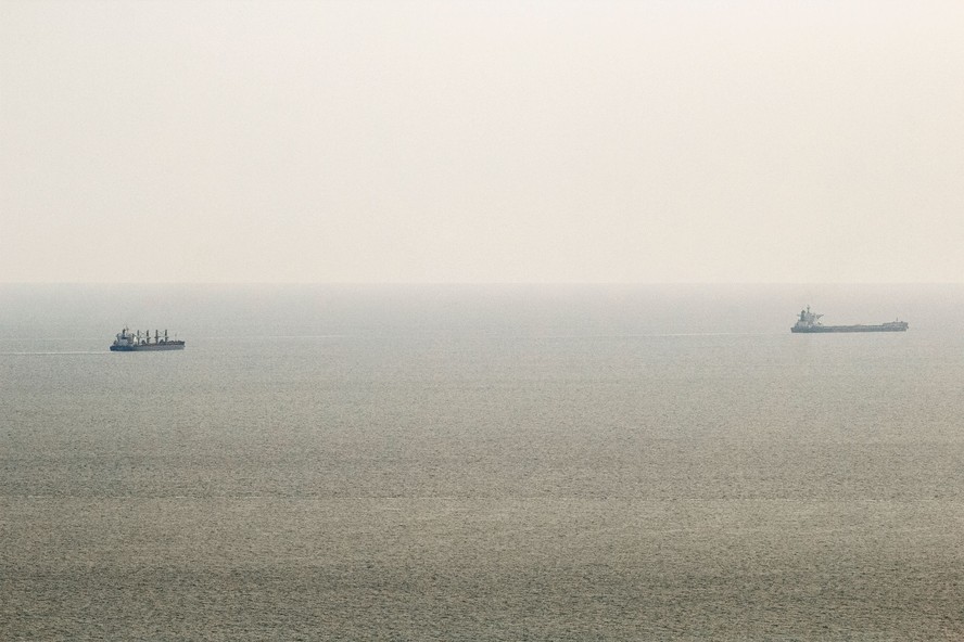 Navios de carga trafegam por área de risco depois de deixar o porto de Odessa, no sul da Ucrânia