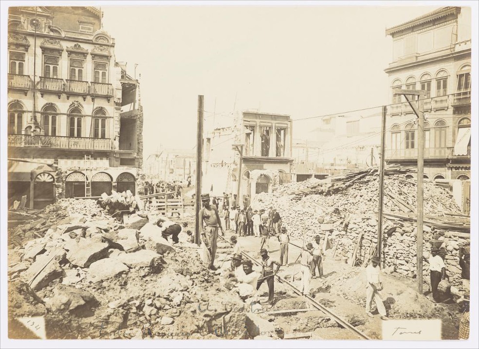 Buta Asado: Demolitions between Kitanda and Uvidor streets on the occasion of the opening of Avenida Central, in 1904 - Photo: Instituto Colicao Moreira Salles / Torres