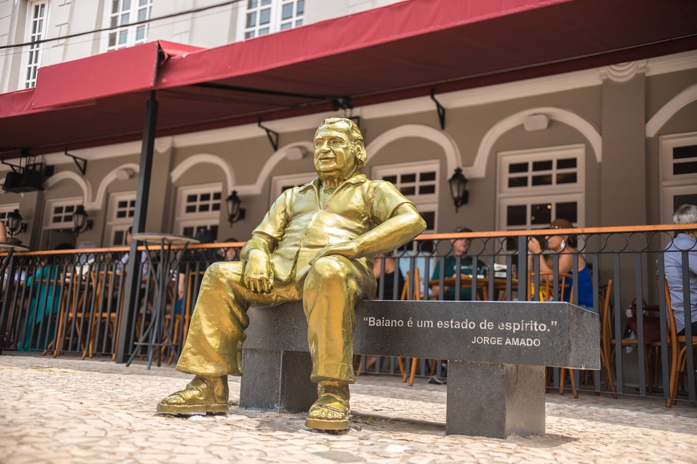 Estátua do escritor Jorge Amado em frente ao Bar Vesúvio, no Centro Histórico de Ilhéus, no sul da Bahia — Foto: Marcio Filho / Ministério do Turismo / Divulgação
