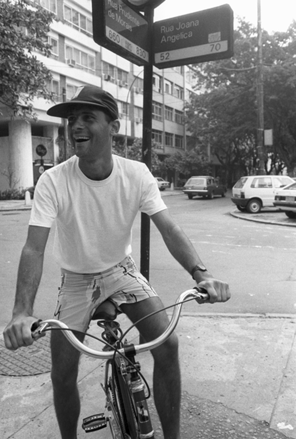 Cazuza na esquina das ruas Prudente de Moraes e Joana Angélica, em Ipanema: foto vai estar na exposição — Foto: Robson de Freitas/ 5-5-1987