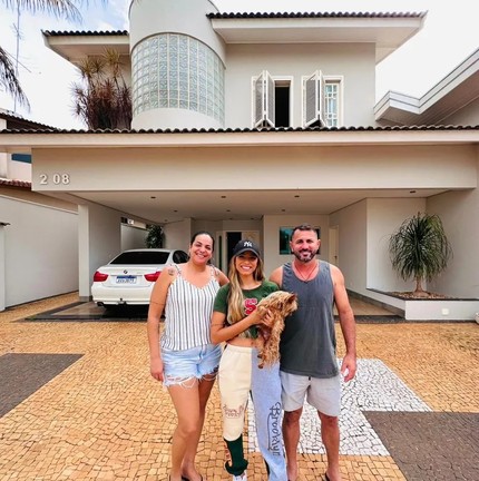 Key Alves alugou uma casa em Bauru, no interior de São Paulo, para a família. Ela está morando lá com os pais e a irmã gêmea, Keyt — Foto: Reprodução/Instagram