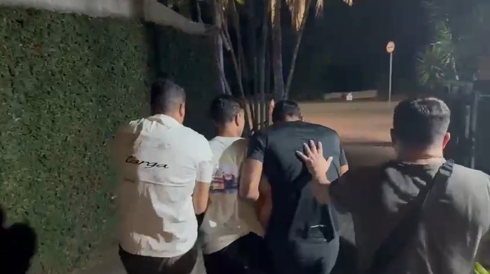Três dos quatro integrantes da quadrilha que aplicava o golpe da falsa central de banco — Foto: Reprodução