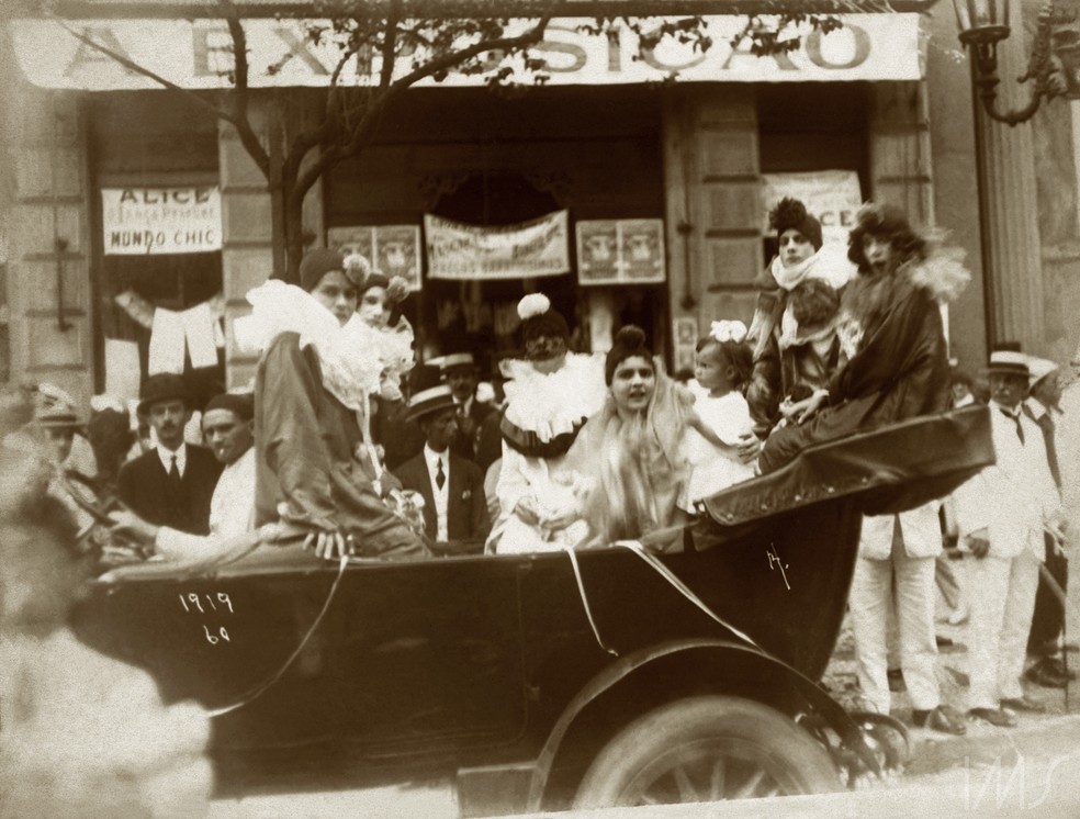 Augusto Malta fotografou um desfile de corso durante o famoso carnaval de 1919 — Foto: Reprodução/ Instituto Moreira Salles