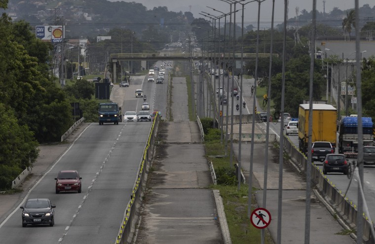 BR-101, entre Manilha e Guaxindiba. Obra de alargamento da estrada está parada.   — Foto: Márcia Foletto