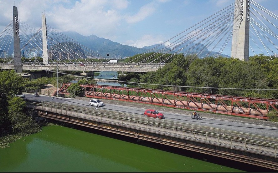 A ponte Plácido de Castro, na Avenida Ayrton Senna, terá de ser elevada para permitir a passagem de embarcações nas lagoas da Barra, um dos entraves para viabilizar o projeto