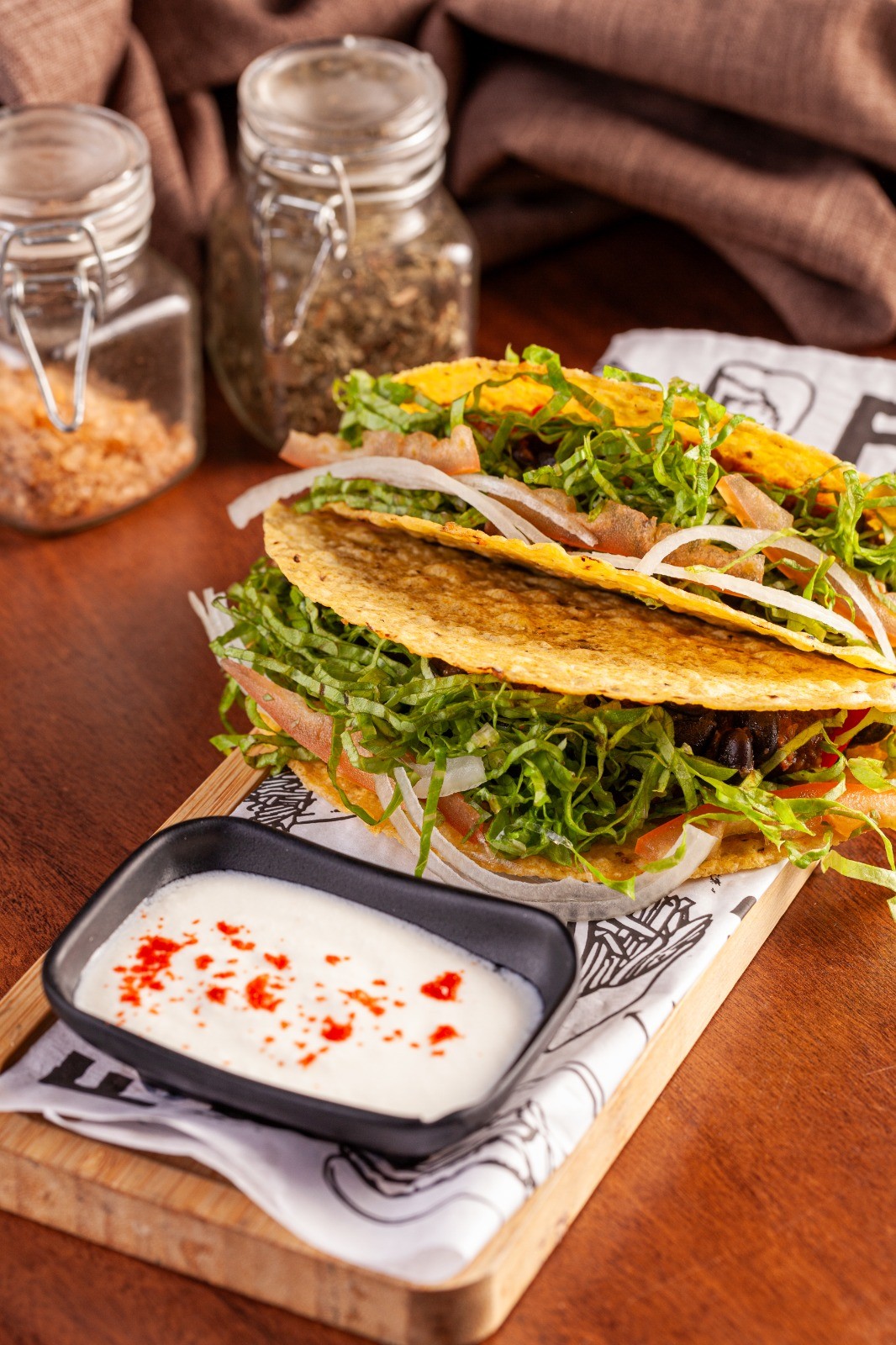 Depois de tantas viagens, um novo destino: Marinos Bar nasceu em alto-mar e leva sabores e histórias do mundo à mesa - QTU Questões do Universo