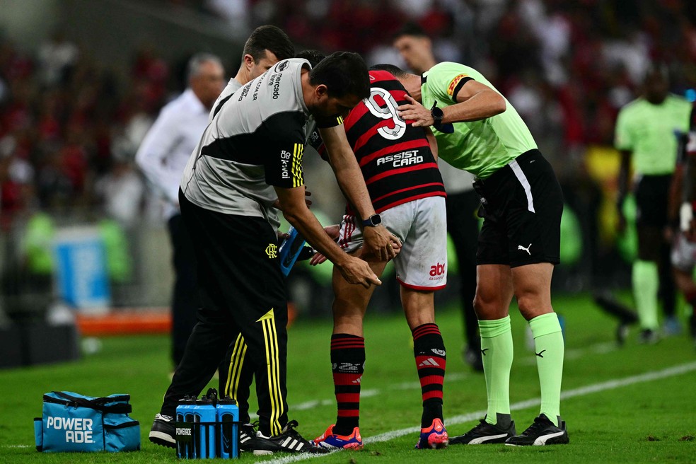 Pedro deixa a partida com dores na coxa esquerda — Foto: Pablo PORCIUNCULA / AFP