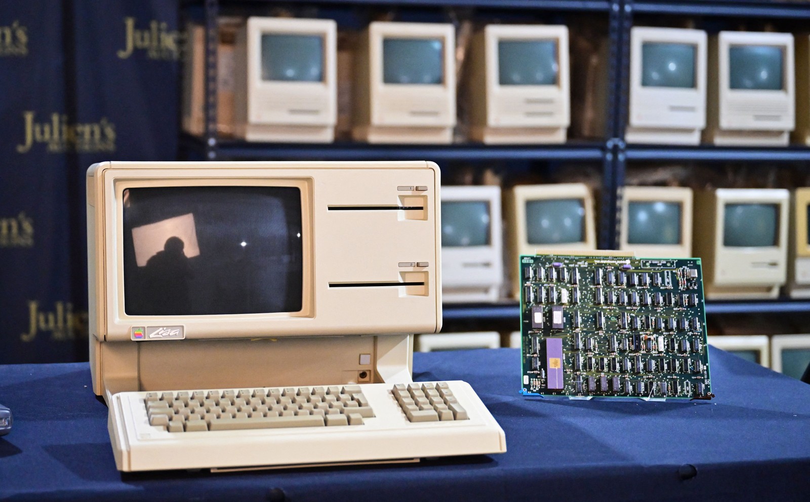 Imagem mostra um computador Apple modelo Lisa, lançado nos anos 80 — Foto: Frederic J. BROWN / AFP