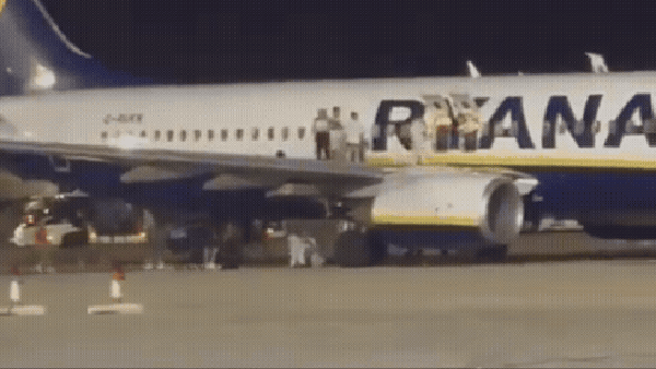 Evacuação em avião da Ryanair — Foto: Reprodução