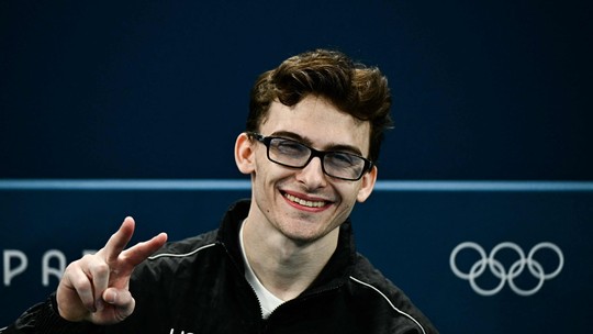Clark Kent de Paris-2024? Ginasta americano estrábico tira óculos para competir: 'consigo sentir tudo' 
