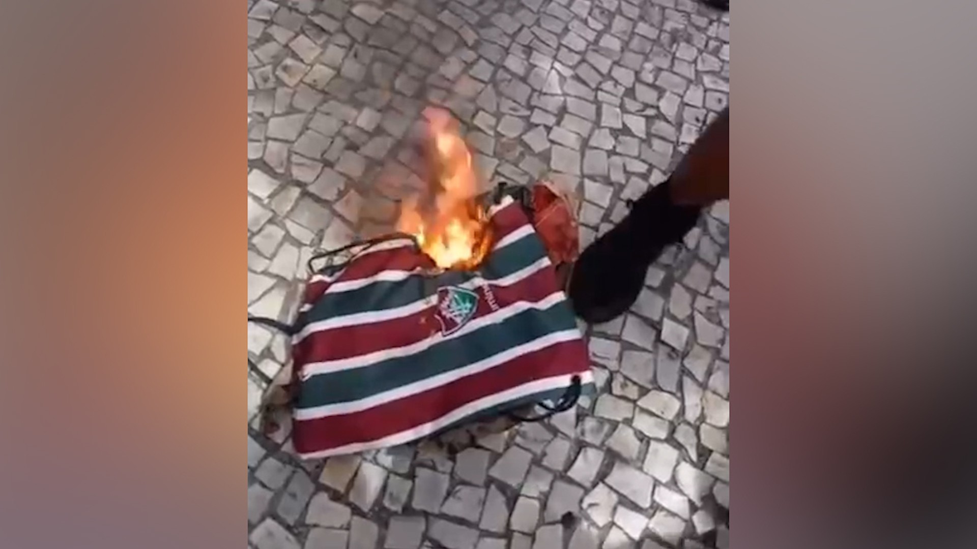 Vídeo: jovem que perdeu o Enem por estar sem RG teve mochila queimada por torcedores do Flamengo