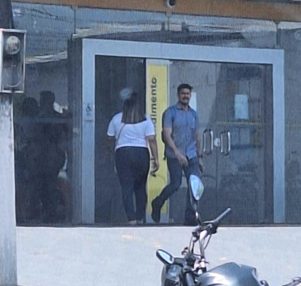 Breno Chaves Pinto foi flagrado deixando agência de banco — Foto: Reprodução