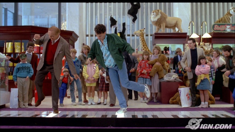 Tom Hanks brinca em "Quero ser grande": pago para testar brinquedos — Foto: Divulgação