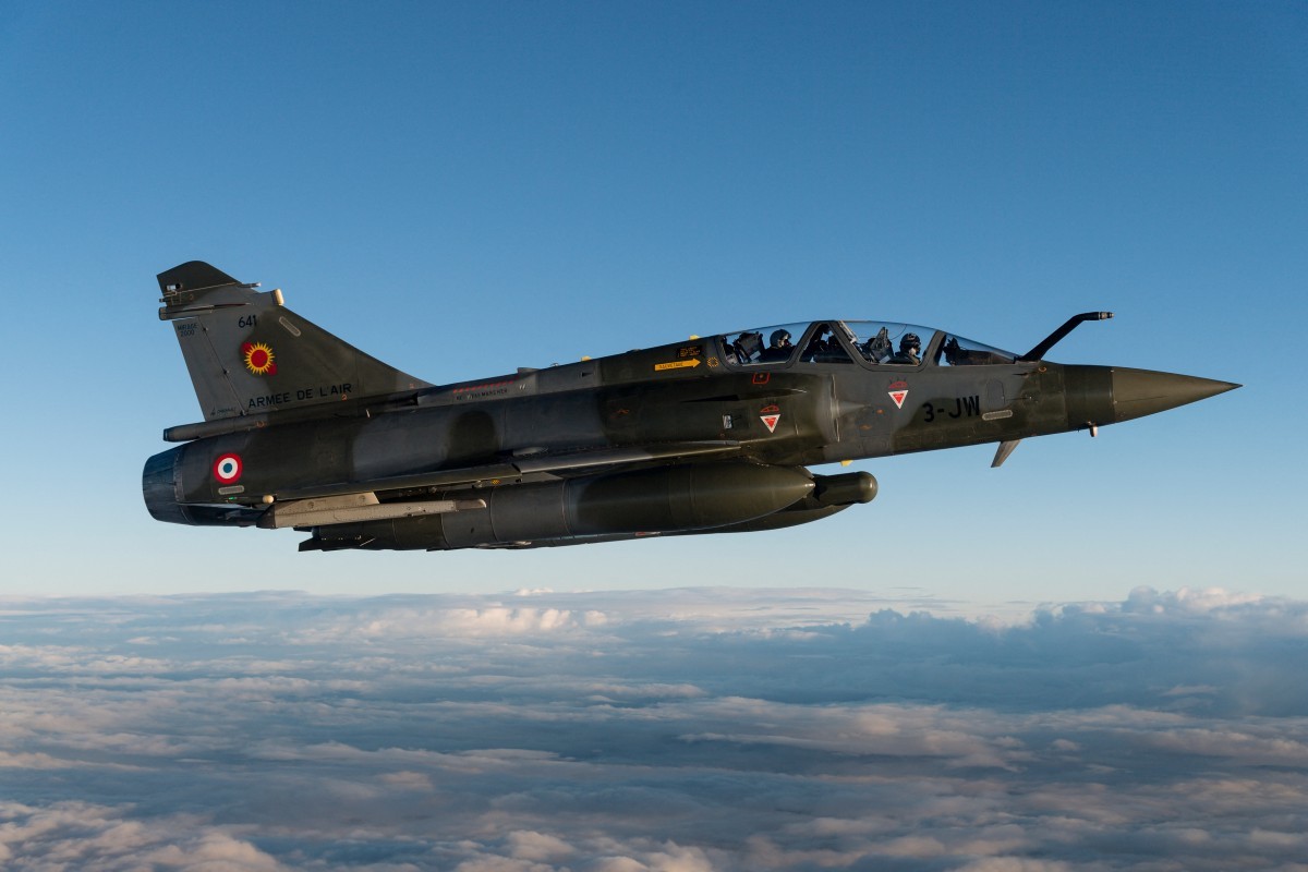 Queda de avião de combate na França deixa ao menos um tripulante morto e outro desaparecido