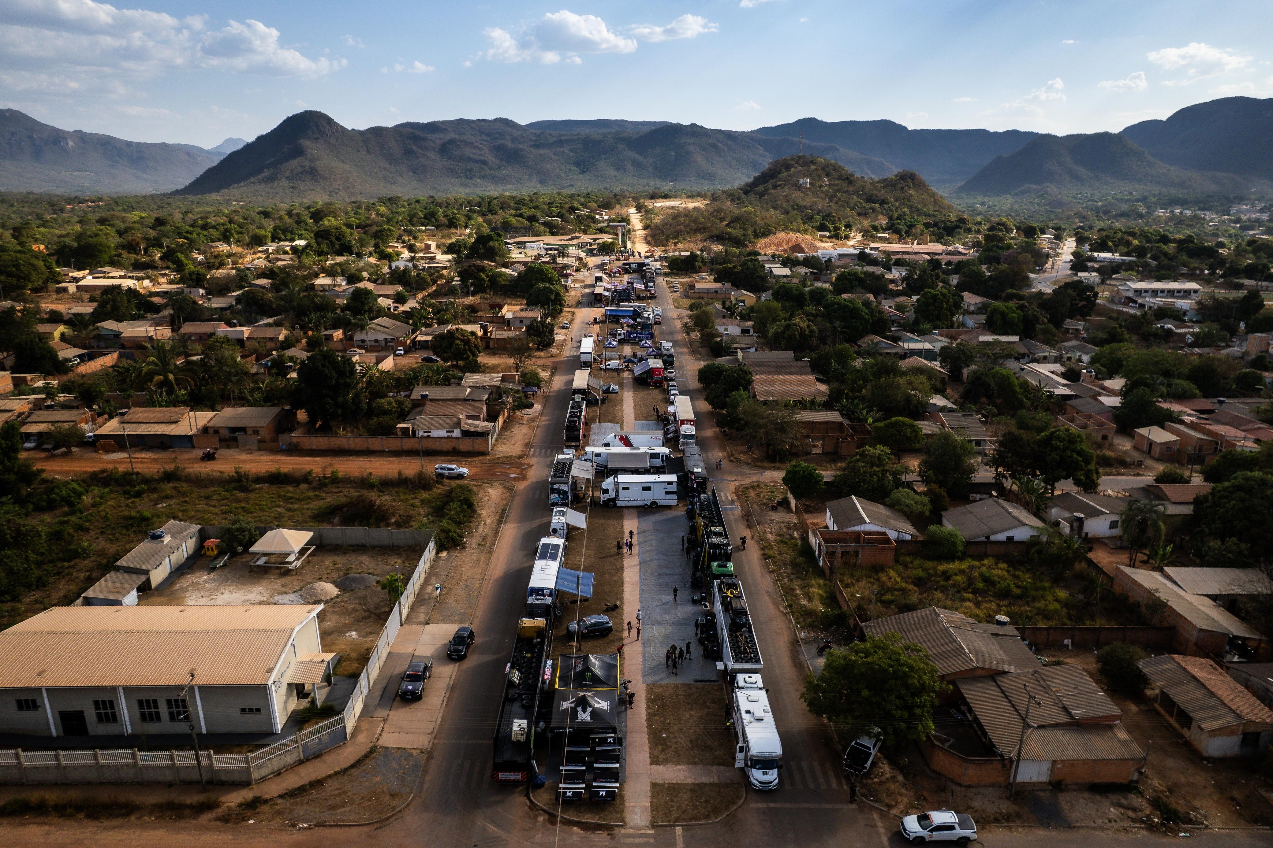 Entre galinhas, barracas e motores: Sertões transforma bairro em ‘cidade’ de Cavalcante após primeira etapa - QTU Questões do Universo