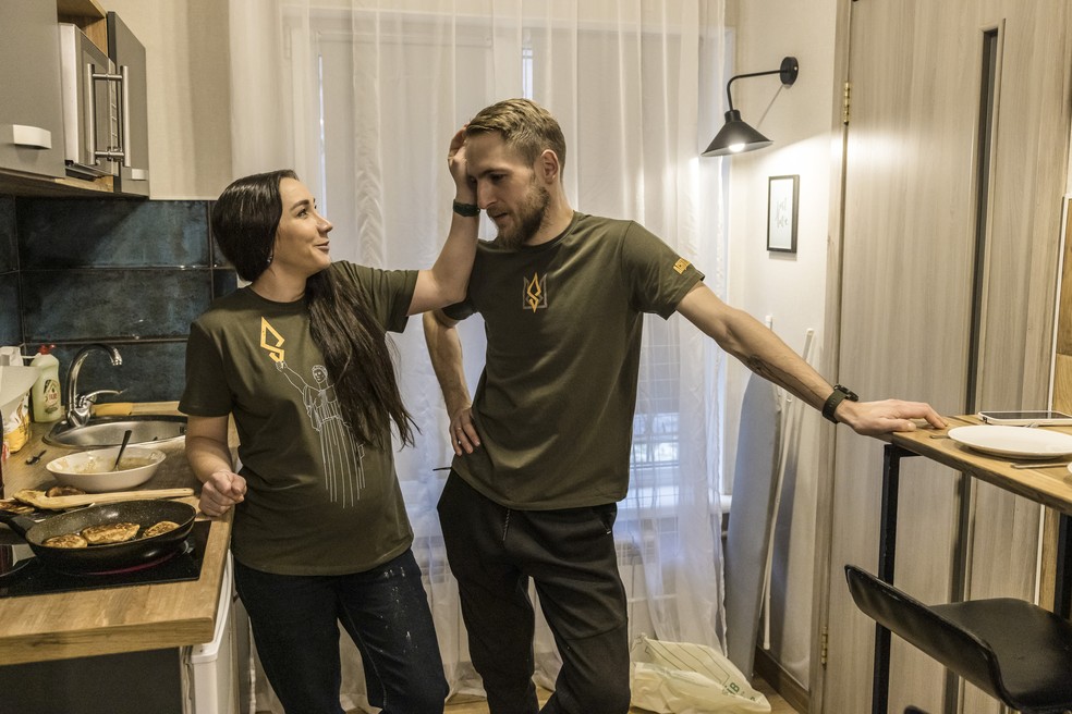 Yulia Hrabovska e Volodymyr Hrabovsky, em Kharkiv, Ucrânia, em 15 de novembro de 2024; casal tenta levar uma vida aconchegante quando ela o visita — Foto: Oksana Parafeniuk/The New York Times